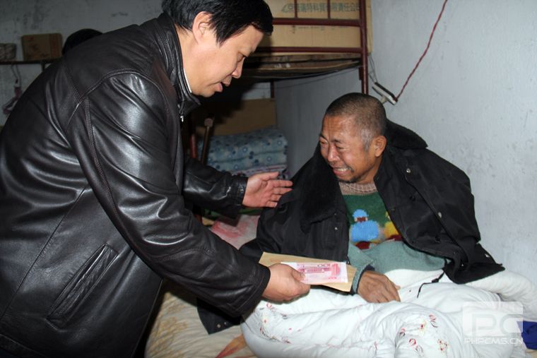 副校長(zhǎng)王學(xué)軍把學(xué)費(fèi)送到劉永強(qiáng)父親手中,學(xué)生家長(zhǎng)感動(dòng)地?zé)釡I盈眶