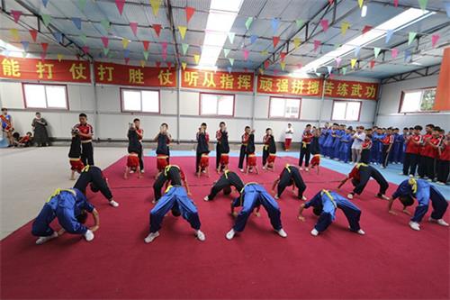 您的孩子讓您操心嗎?到這里來!河北武術(shù)學(xué)校給您一個(gè)驚喜! 您的孩子讓您操心嗎?到這里來!河北武術(shù)學(xué)校給您一個(gè)驚喜!