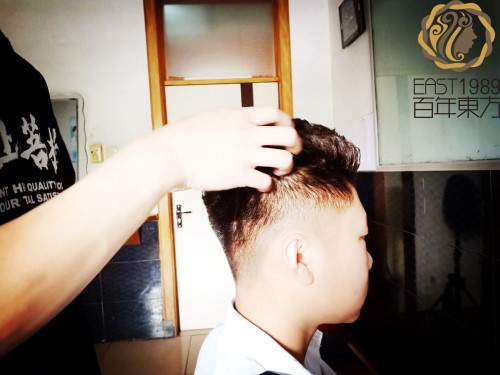 保定東方技工學(xué)校教你男士超短發(fā)背頭卷棒造型方法! 保定東方技工學(xué)校教你男士超短發(fā)背頭卷棒造型方法!
