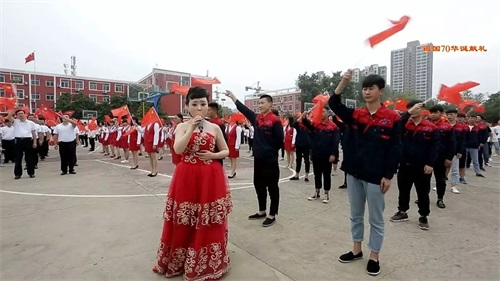 超燃快閃MV!西安建筑工程技師學(xué)院千人唱響《我和我的祖國(guó)》 快閃三秦“六地”獻(xiàn)禮共和國(guó)70華誕! 超燃快閃MV!西安建筑工程技師學(xué)院千人唱響《我和我的祖國(guó)》 快閃三秦“六地”獻(xiàn)禮共和國(guó)70華誕!
