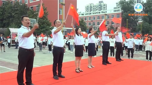 超燃快閃MV!西安建筑工程技師學(xué)院千人唱響《我和我的祖國(guó)》 快閃三秦“六地”獻(xiàn)禮共和國(guó)70華誕! 超燃快閃MV!西安建筑工程技師學(xué)院千人唱響《我和我的祖國(guó)》 快閃三秦“六地”獻(xiàn)禮共和國(guó)70華誕!