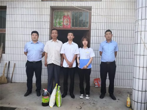 西安鐵道職業(yè)學(xué)校開展精準(zhǔn)扶貧入戶走訪活動(dòng) 西安鐵道職業(yè)學(xué)校開展精準(zhǔn)扶貧入戶走訪活動(dòng)