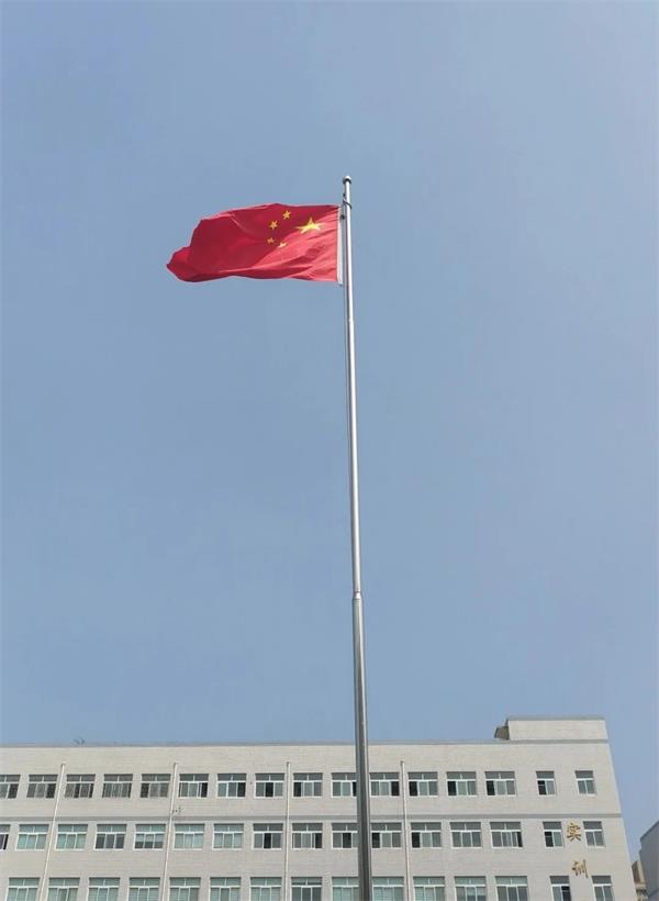 河南省工業(yè)學校開展清明節(jié)緬懷先烈主題升旗儀式 河南省工業(yè)學校開展清明節(jié)緬懷先烈主題升旗儀式